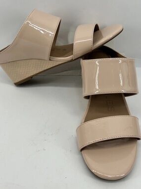 Aerosols Wheeler Wedge Beige Patent Sandals Size 9